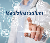 Mediziner deutet mit dem Finger auf das Wort Medizinstudium